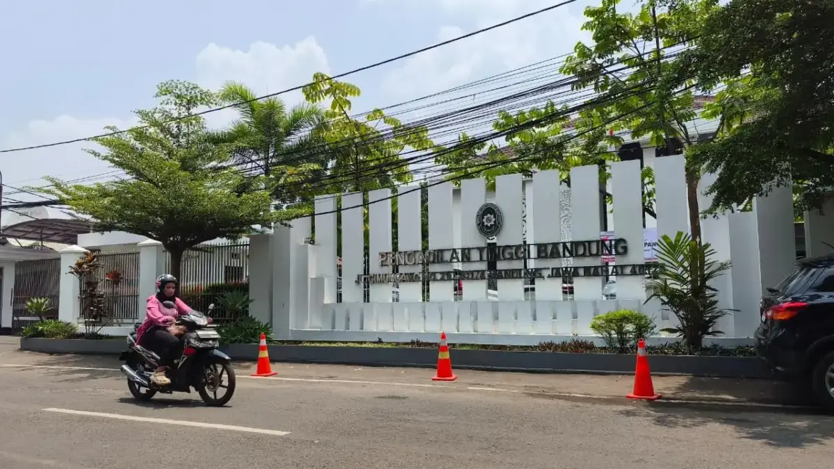 Pengadilan Tinggi Bandung Vonis Bebas Terdakwa Kasus Pelecehan Seksual Balita di Bekasi Warga menggunakan sepeda motor melintas di Pengadilan Tinggi Bandung, Jalan Cimuncang, Kota Bandung, Kamis (1/