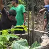 Warga mengevakuasi dua korban yang terjebak di dalam sumur kering di Kecamatan Cipeundeuy, Kabupaten Bandung B