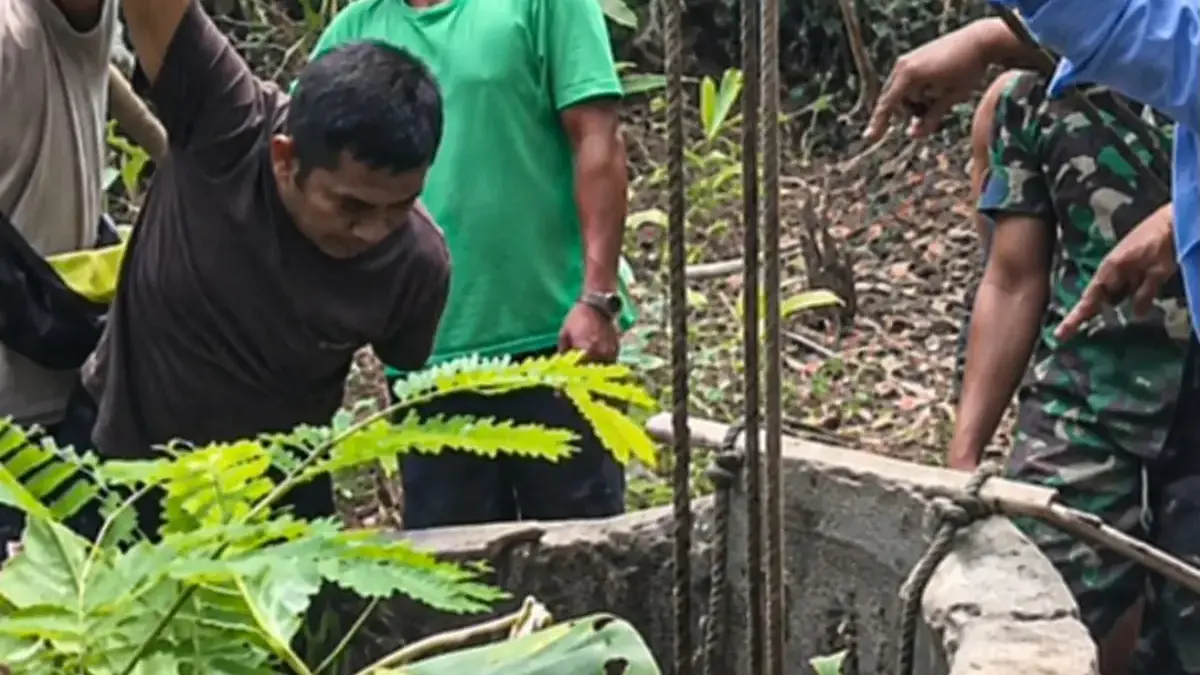 Hendak Menolong, Warga Cipeundeuy Justru Terjebak di Sumur hingga Tewas Warga mengevakuasi dua korban yang terjebak di dalam sumur kering di Kecamatan Cipeundeuy, Kabupaten Bandung B