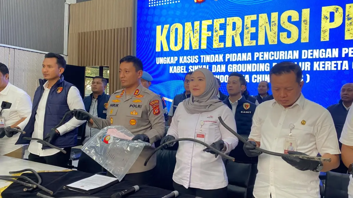 Polres Cimahi dan Perwakilan PT KCIC saat Konferensi Pers Pencurian Kabel Sinyal dan Grounding di Jalur KCIC (