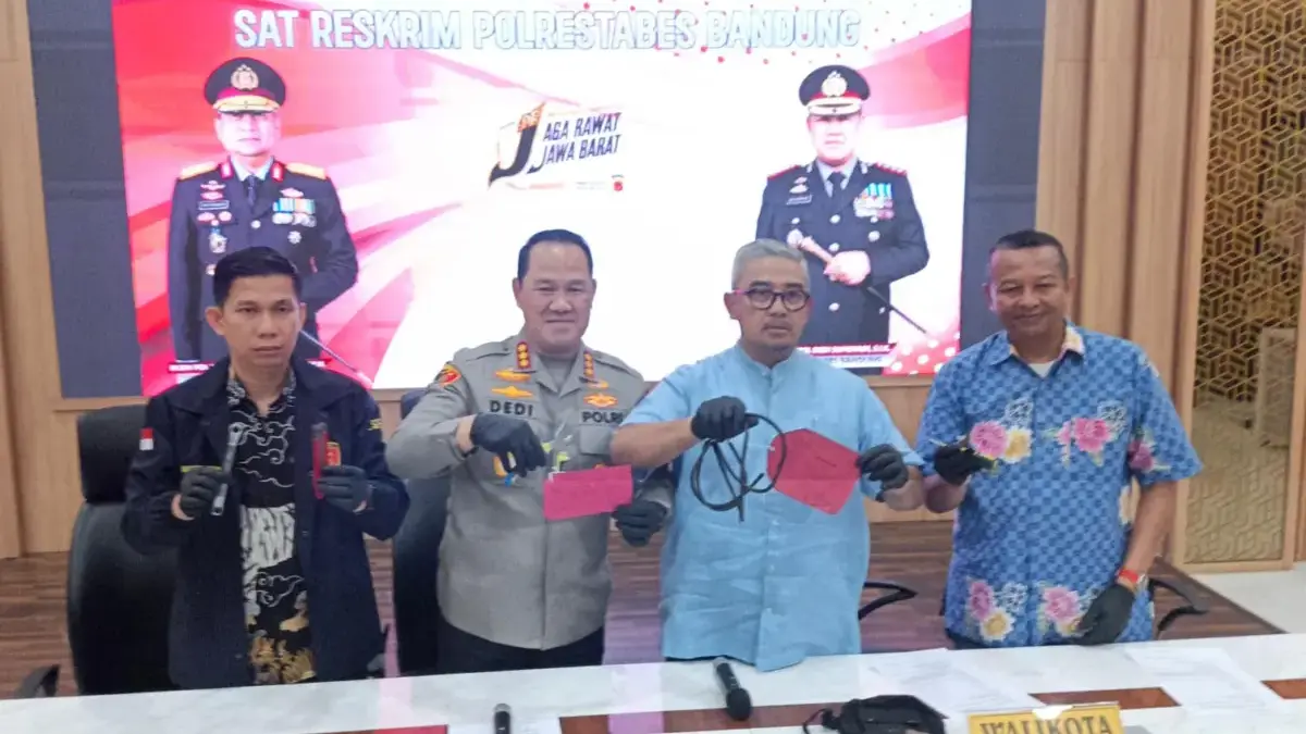Polisi Tangkap Pencuri Kabel Traffic Light, Gangguan Lampu Merah di Bandung Terus Diusut Pengungkapan kasus pencurian Box atau kabel trafict light yang terjadi di Kota Bandung. Jum\'at, (2/10). Foto.