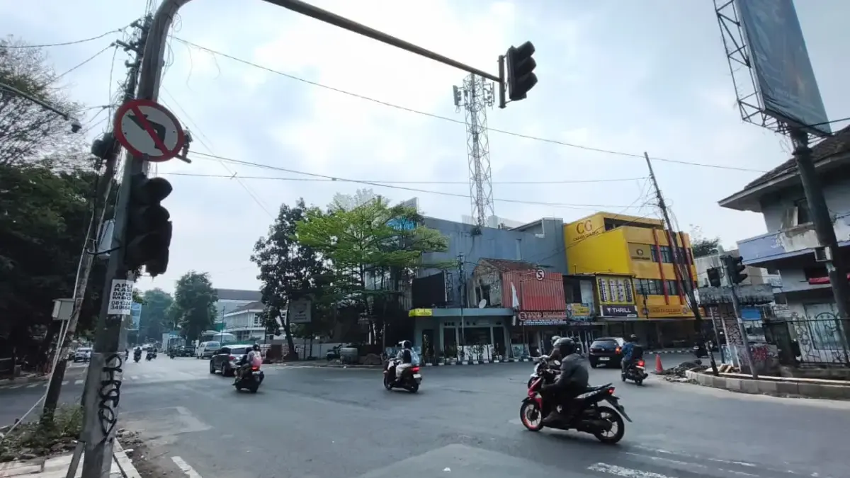 Pencurian Kabel Traffic Light Marak, Farhan: Bandung Kota Terbuka Selalu Punya Risiko Kriminalitas Kondisi lampu lalu lintas yang mati di persimpangan Jalan Sunda dan Jalan Veteran, Kota Bandung, Jumat (2/10/2