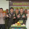 Polisi Datang Bawa Tumpeng, Kejutan HUT TNI di Tasikmalaya Jadi Simbol Kekompakan