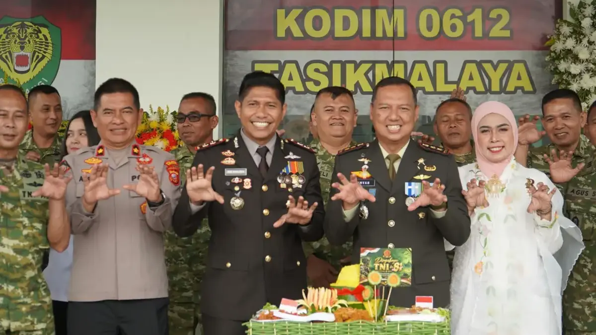 Polisi Datang Bawa Tumpeng, Kejutan HUT TNI di Tasikmalaya Jadi Simbol Kekompakan Polisi Datang Bawa Tumpeng, Kejutan HUT TNI di Tasikmalaya Jadi Simbol Kekompakan