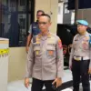 Kapolres Banjar AKBP Didi Dewantoro bersama Kasat Reskrim Polres Banjar AKP Pramono Adi saat mengecek barang b