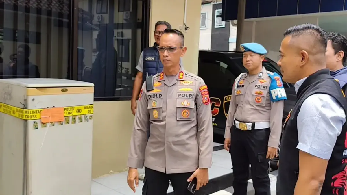 Kapolres Banjar AKBP Didi Dewantoro bersama Kasat Reskrim Polres Banjar AKP Pramono Adi saat mengecek barang b