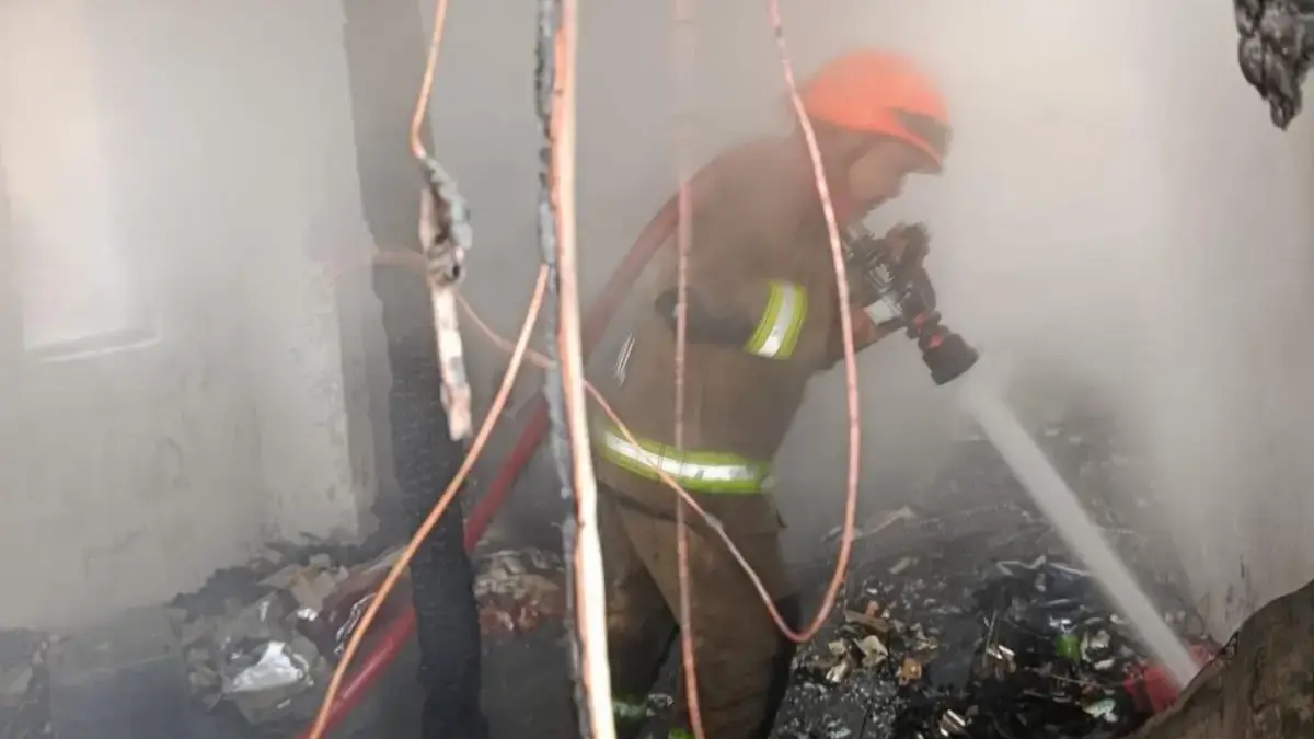 Diduga Konsleting Listrik, Sebuah Rumah di Gang Kramat Antapani Ludes Terbakar 