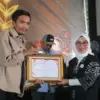 Anggota Bawaslu Kota Banjar Wahidan mewakili penerimaan piagam penghargaan pendidikan pengawasan partisipatif