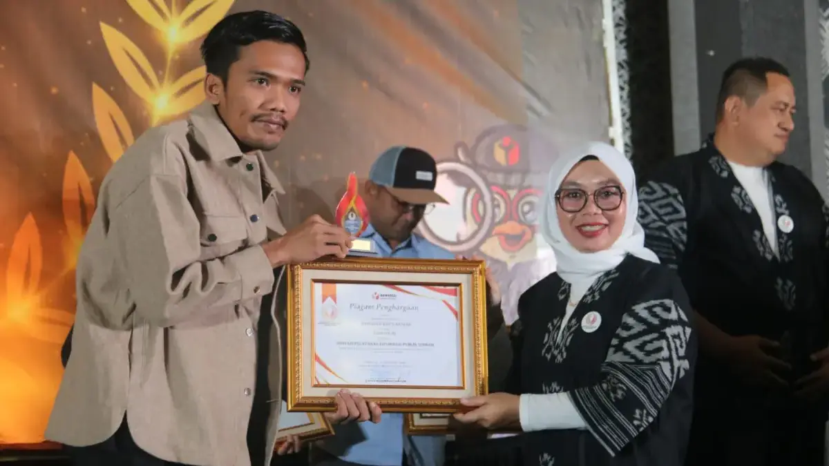 Bawaslu Kota Banjar Sabet Juara 1 Pendidikan Pengawas Partisipatif Tingkat Jabar Anggota Bawaslu Kota Banjar Wahidan mewakili penerimaan piagam penghargaan pendidikan pengawasan partisipatif