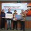 VP Financial and CMT Account Management Telkomsel, Gian Wijoyo (dua dari kiri) bersama PPOH Direktur POSDIGI,