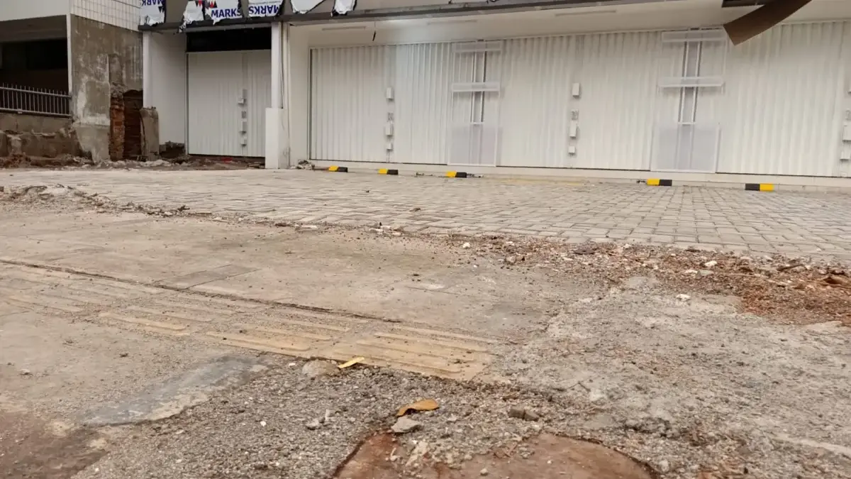 Lagi! Pohon di Depan Gedung Usaha Jalan Gatot Subroto Ditebang Kasus penebangan pohon di Kota Bandung kembali terjadi