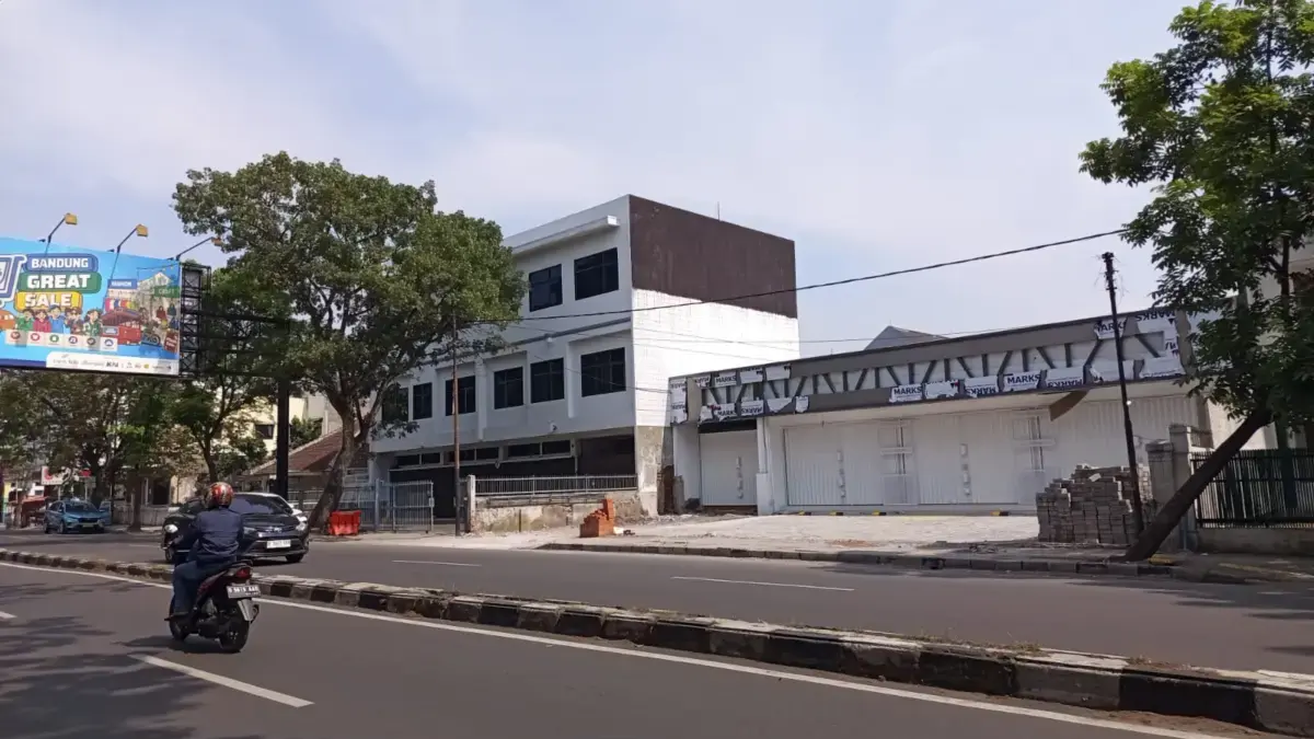 Lagi! Pohon Depan Gedung Usaha Ditebang, Kini di Jalan Gatot Subroto Pohon Depan Gedung Usaha Ditebang, Kini di Jalan Gatot Subroto