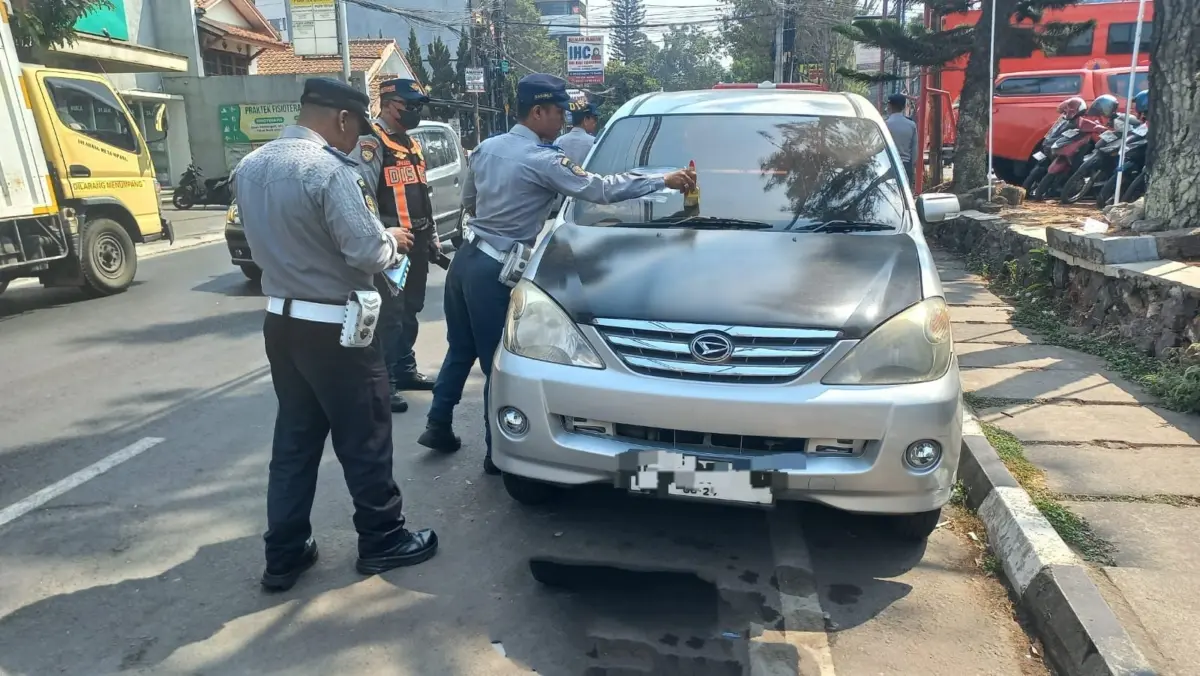 Dishub) Kota Cimahi terus menggencarkan penertiban parkir liar di sejumlah ruas jalan yang dinilai rawan menim
