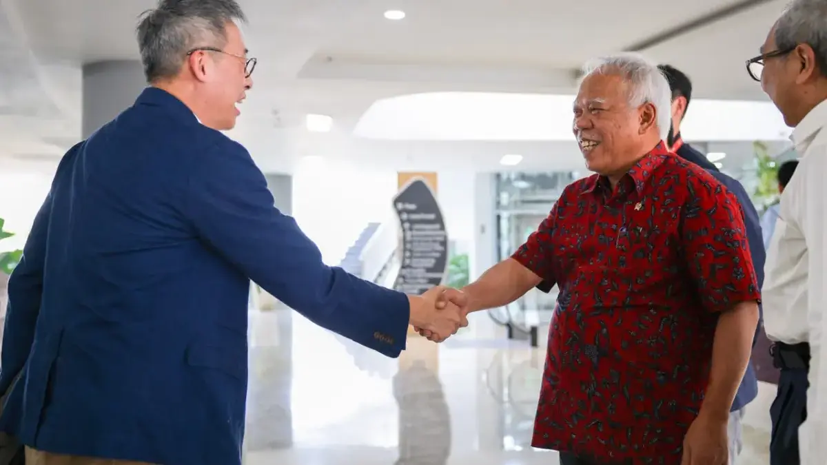 The 127th REAAA Governing Council Meeting Kunjungi IKN, Soroti Infrastruktur dan Kota Berkelanjutan Kepala Otorita Ibu Kota Nusantara (IKN), Basuki Hadimuljono, menyambut kedatangan para delegasi REAAA di Kanto