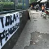 Spanduk bertuliskan tolak penggusuran terpasang di depan kantin deret di depan kampus Universitas Islam Bandun