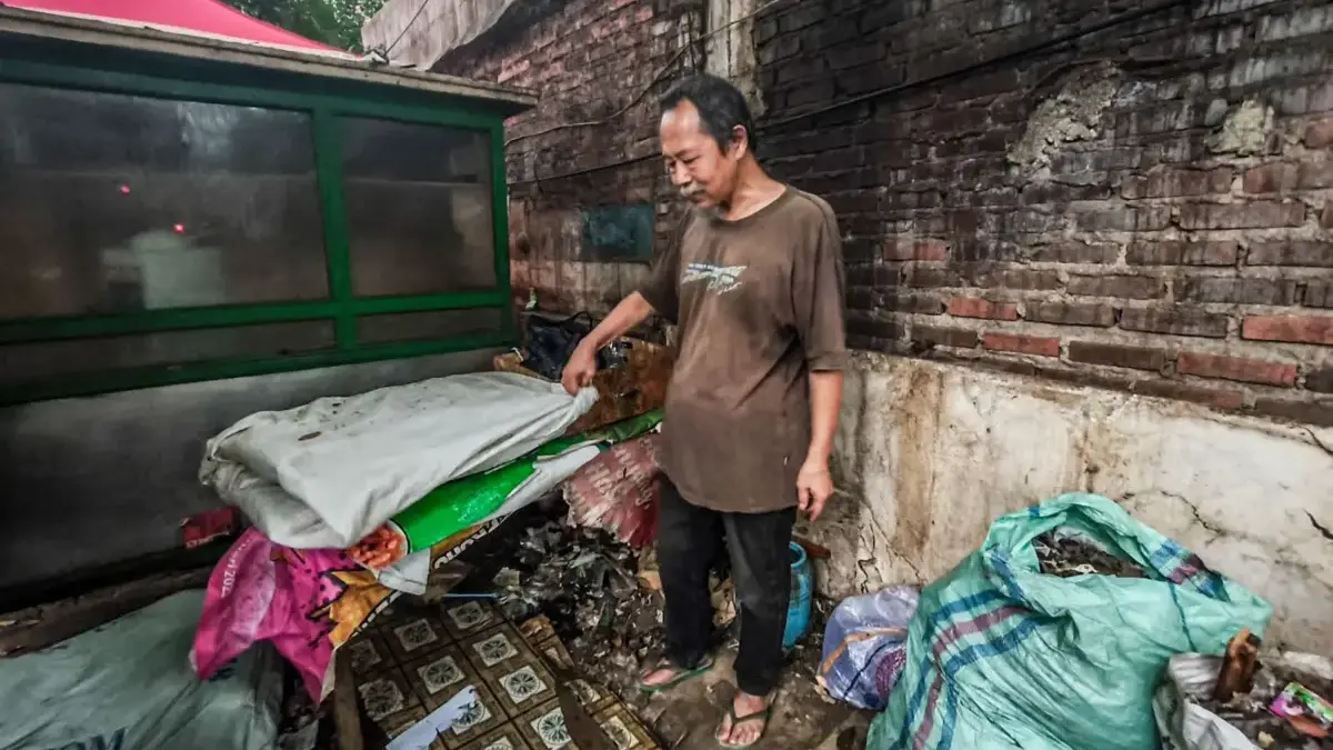 Belasan Lapak PKL Cihapit Rata dengan Tanah, Pedagang Menangis Rugi Pedagang buku Bagja beraktivitas di lapaknya yang telah dibongkar di kawasan Jalan Cihapit, Kota Bandung, Kami
