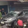 Ist. Sebuah kendaraan jenis Minibus Honda Brio mengalami insiden kecelakaan di Jl. A. H. Nasution, Kota Bandun