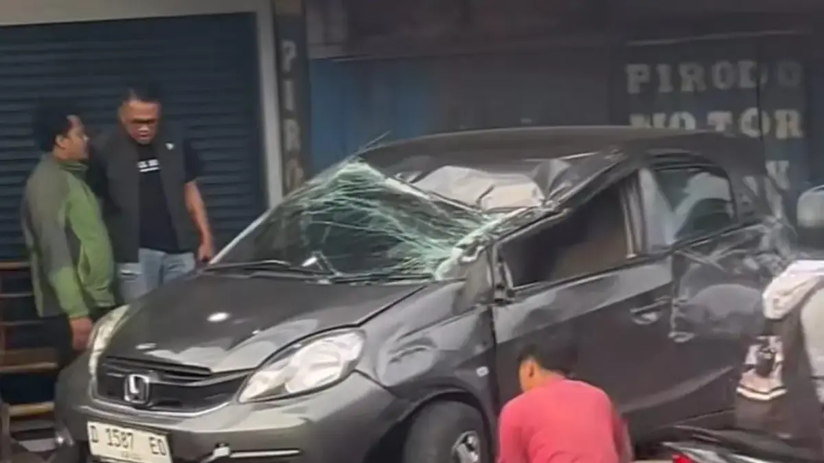 Diduga Microsleep, Honda Brio Tabrak Pohon di Jalan AH Nasution Bandung Ist. Sebuah kendaraan jenis Minibus Honda Brio mengalami insiden kecelakaan di Jl. A. H. Nasution, Kota Bandun