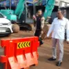 Wali Kota Cimahi Ngatiyana saat Meninjau Pembukaan Akses Jembatan Pemkot Cimahi Jalan Rd. Hardjakusuma (mong)