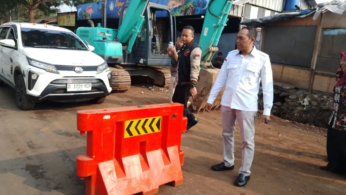 Jembatan Raden Demang Dibuka, Pemkot Cimahi Pastikan Aman Dilalui Kendaraan Wali Kota Cimahi Ngatiyana saat Meninjau Pembukaan Akses Jembatan Pemkot Cimahi Jalan Rd. Hardjakusuma (mong)