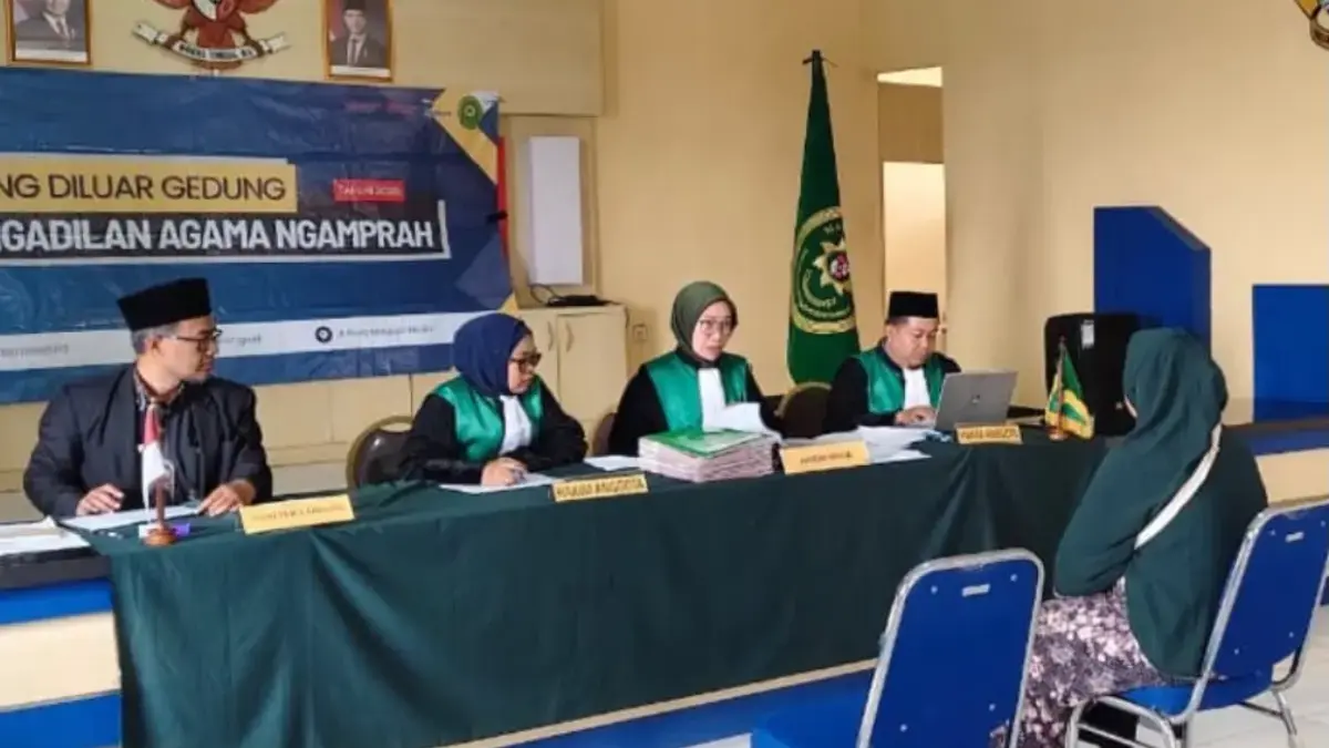 Masyarakat saat menjalani persidangan yang digelar oleh Pengadilan Agama (PA) Ngamprah, Bandung Barat. Dok Hum