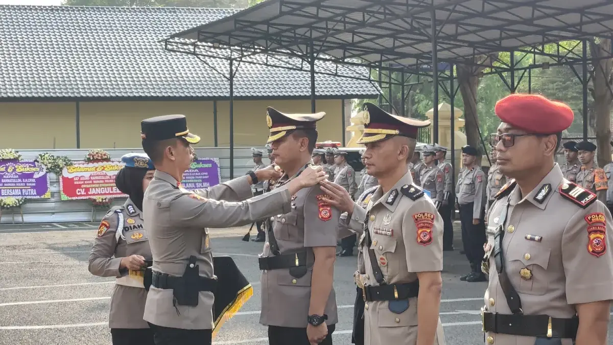 Tiga Pejabat di Polres Banjar Berganti Kapolres Banjar AKBP Didi Dewantoro memimpin upacara serah terima tiga jabatan yakni Wakapolres, Kasat Narkoba