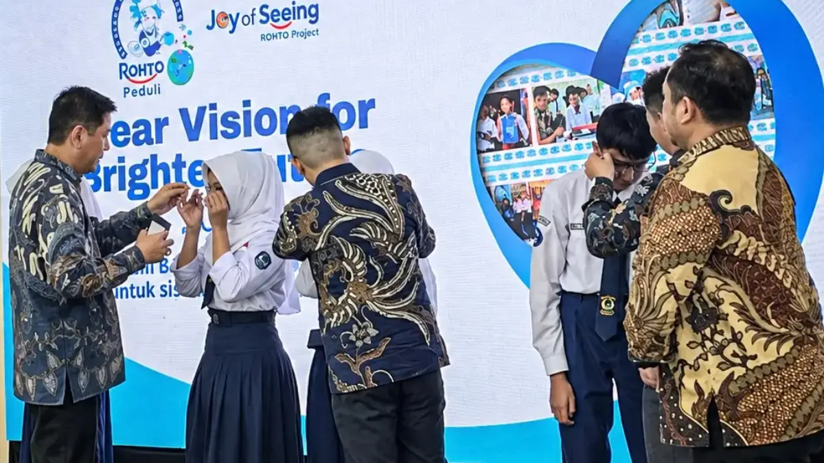 Rohto Bagikan 2.000 Kacamata Gratis di Hari Penglihatan Sedunia Direktur PT Rohto Laboratories Indonesia Mukdaya Massidy (kiri) saat menyerahkan kacamata gratis kepada pelaja