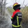 Petugas Pemadam Kebakaran Kota Cimahi saat Memadamkan Api di Lahan Kosong (Doc. Damkar Cimahi)
