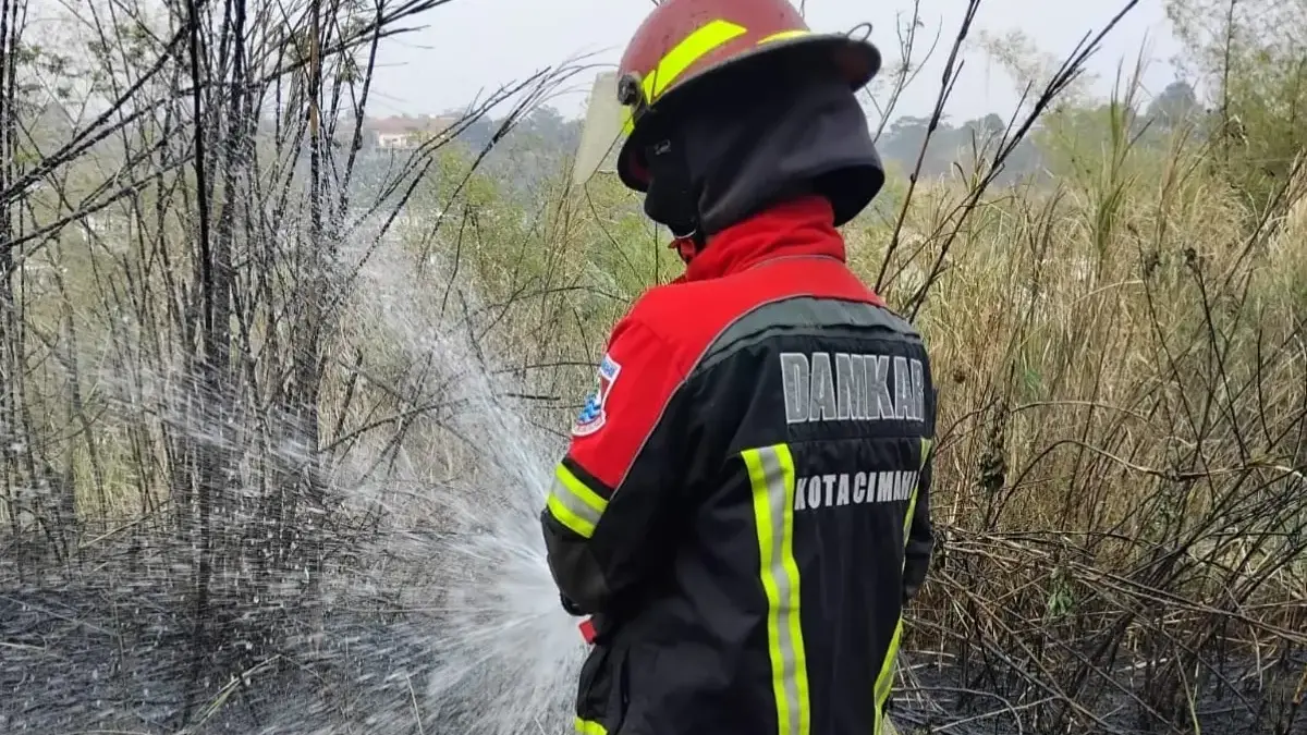 Pembakaran Liar Diduga Picu Kebakaran Lahan di Cibeber Cimahi Petugas Pemadam Kebakaran Kota Cimahi saat Memadamkan Api di Lahan Kosong (Doc. Damkar Cimahi)