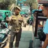 Kepala Satpol PP dan Damkar Kota Cimahi, Mokhamad Syamsul Maarif saat Memberikan Himbauan pada PKL di Kawasan