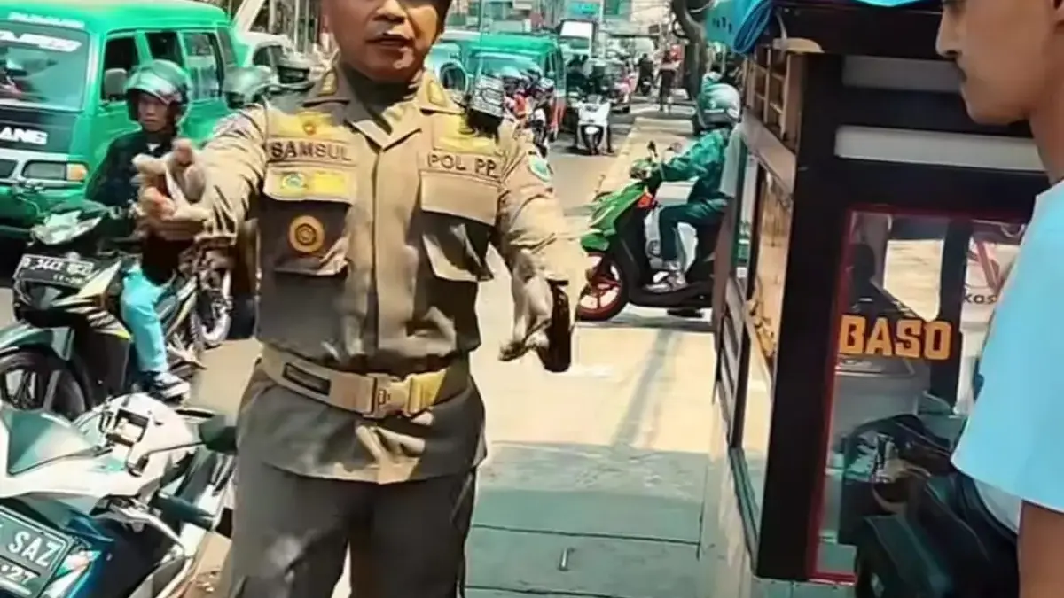 Kepala Satpol PP dan Damkar Kota Cimahi, Mokhamad Syamsul Maarif saat Memberikan Himbauan pada PKL di Kawasan