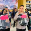 Kapolresta Bandung Kombes Pol Tri Suhartanto (tengah) saat memperlihatkan alat bukti dugaan kasus pencabulan s
