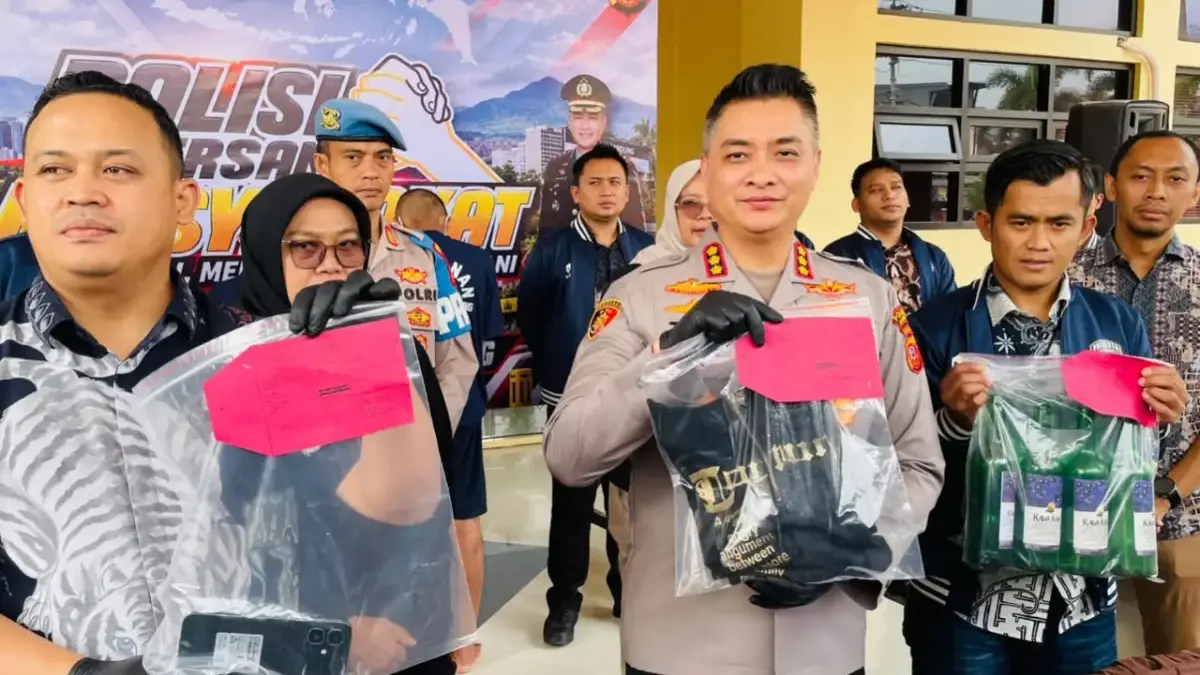 Kapolresta Bandung Kombes Pol Tri Suhartanto (tengah) saat memperlihatkan alat bukti dugaan kasus pencabulan s
