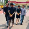 Dua pria berinisial KR (23) dan IR (25) saat digiring petugas kepolisian saat ungkap kasus di Mapolresta Bandu