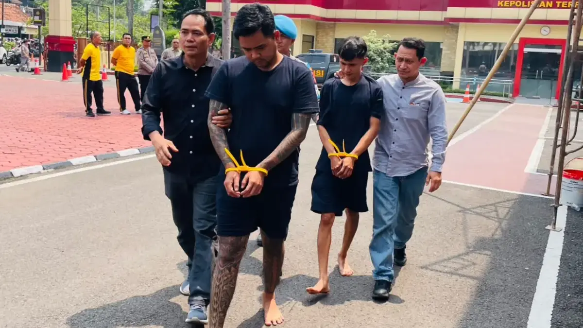 Dua pria berinisial KR (23) dan IR (25) saat digiring petugas kepolisian saat ungkap kasus di Mapolresta Bandu