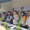 Polrestabes Bandung saat berhasil mengungkap kasus Narkotika dengan modus menanam tanaman ganja. Jum\'at (9/10)