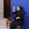 Witri saat menerjemahkan Rapat Paripurna DPRD Jabar ke Bahasa Isyarat. (son)