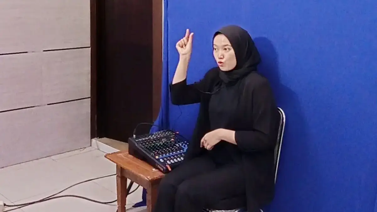 Witri saat menerjemahkan Rapat Paripurna DPRD Jabar ke Bahasa Isyarat. (son)