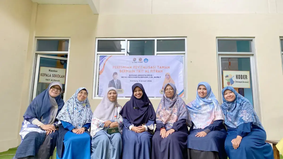Menjadi pemimpin di sekolah bukan sekadar menempati posisi paling atas dalam struktur organisasi