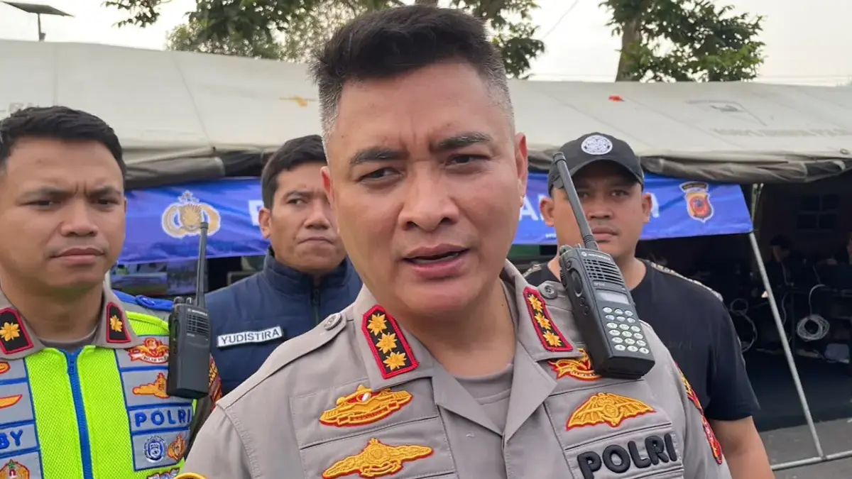 1.174 Personel Gabungan Amankan Laga Persib vs Dewa United di SJH Kapolresta Bandung Kombes Pol Tri Suhartanto saat ditemui di Stadion Si Jalak Harupat, Minggu (11/10/2026)