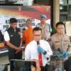 Kasat Reskrim Polres Sumedang, AKP Usep Sudirman saat konferensi pers terkait pengungkapan pelaku pembunuhan t