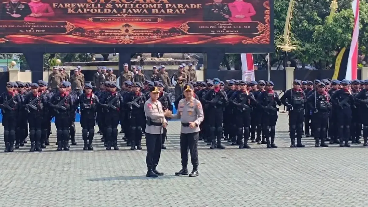 Dok. Upacara serah terima jabatan Kapolda Jabar dari Irjen Pol Pipit Rismanto (kanan) kepada Irjen Pol Hengki
