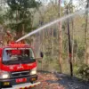 Mobil damkar saat menjikan api di perkebunan Jati milik perhutani di Dusun Sukamantri, Desa Neglasari, Kecamat