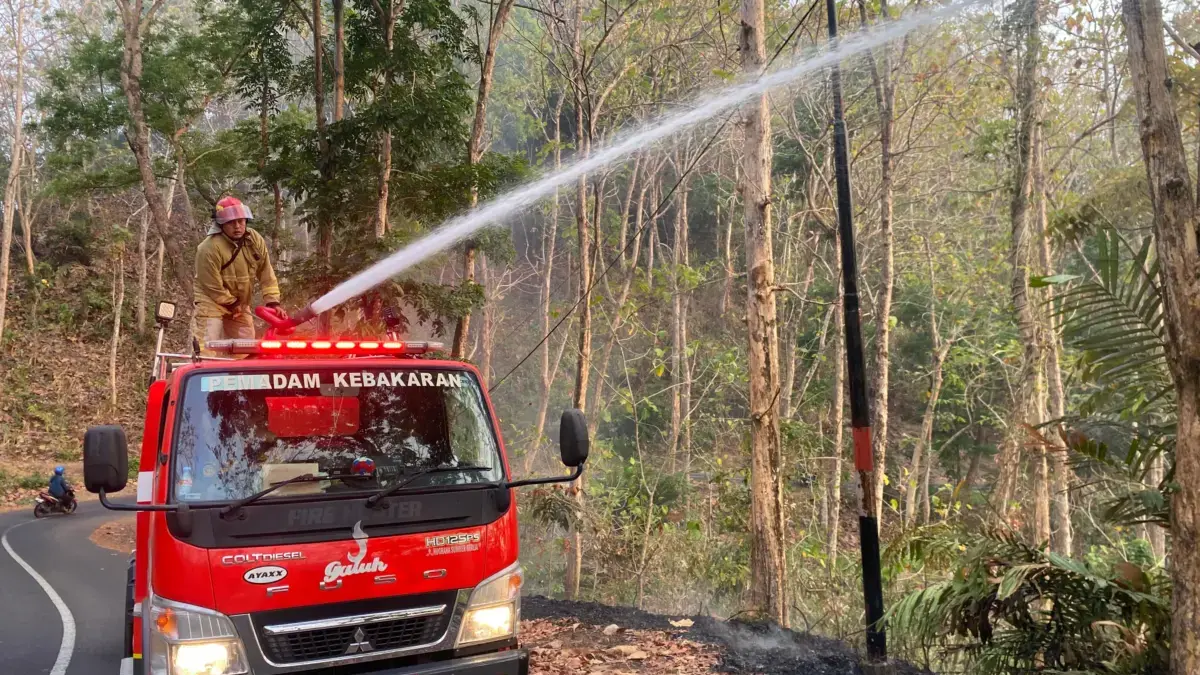 Mobil damkar saat menjikan api di perkebunan Jati milik perhutani di Dusun Sukamantri, Desa Neglasari, Kecamat