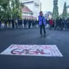 Mahasiswa dari sejumlah perguruan tinggi yang tergabung dalam Aliansi BEM SI Kerakyatan Wilayah Jawa Barat mel