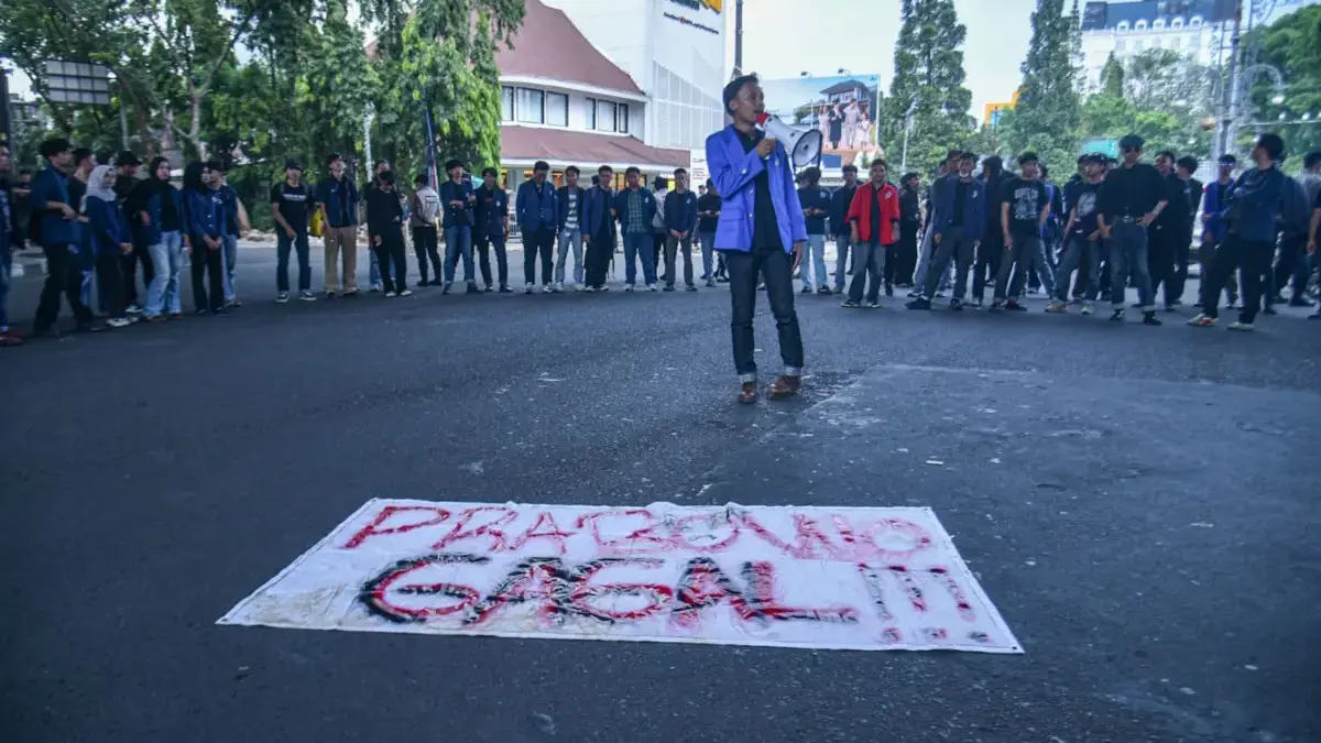 Mahasiswa dari sejumlah perguruan tinggi yang tergabung dalam Aliansi BEM SI Kerakyatan Wilayah Jawa Barat mel