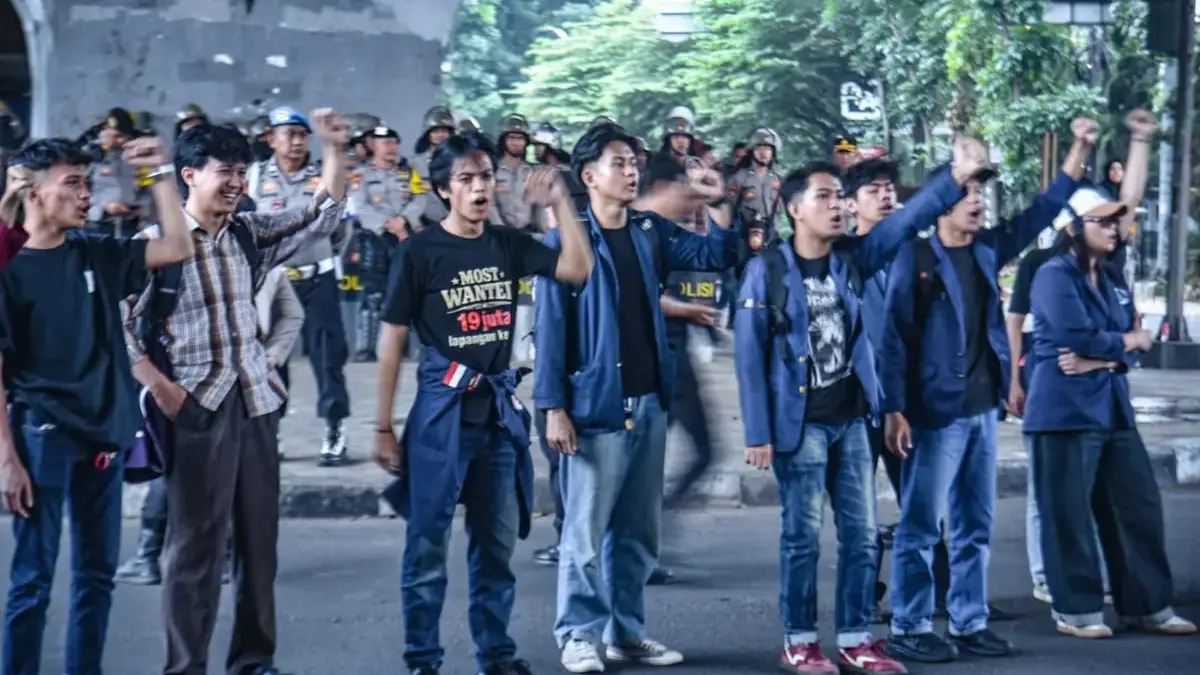Mahasiswa dari sejumlah perguruan tinggi yang tergabung dalam Aliansi BEM SI Kerakyatan Wilayah Jawa Barat mel