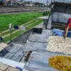 Lahan Menyempit, Semangat Bu Ai Menjaga Kerupuk Legendaris Kiaracondong