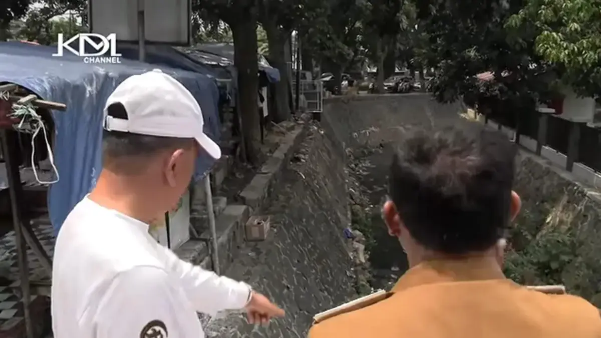 KDM Soroti Sungai Cimahi yang Kumuh, Ngatiyana Minta Warga Tak Buang Sampah Sembarangan KDM Soroti Sungai Cimahi yang Kumuh, Ngatiyana Minta Warga Tak Buang Sampah Sembarangan