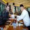 Menteri Sosial Saifullah Yusuf atau Gus Ipul dan Bupati Bandung Barat, Jeje Ritchie Ismail saat membahas pemba